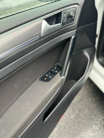 volkswagen-golf-elektrisitet-2019-big-18