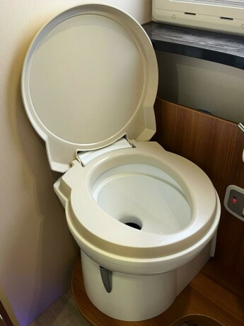 challenger-mageo-119-eb-queensbed-senkeseng-fremme-4250gk-totalvekt-webasto-dieselvarmer-stort-kj248leskap-diesel-2013-big-68