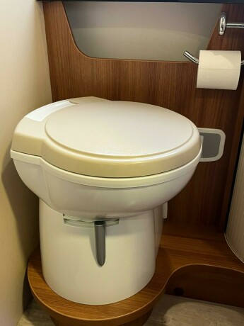 challenger-mageo-119-eb-queensbed-senkeseng-fremme-4250gk-totalvekt-webasto-dieselvarmer-stort-kj248leskap-diesel-2013-big-67