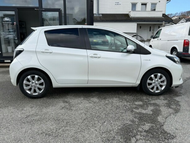 toyota-yaris-bensin-2013-big-5