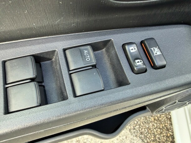 toyota-yaris-bensin-2013-big-15