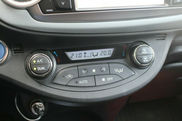 toyota-yaris-bensin-2013-big-13