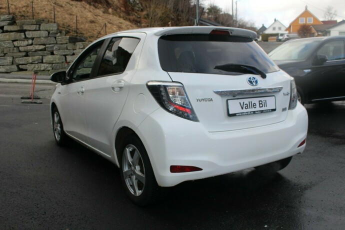 toyota-yaris-bensin-2013-big-3