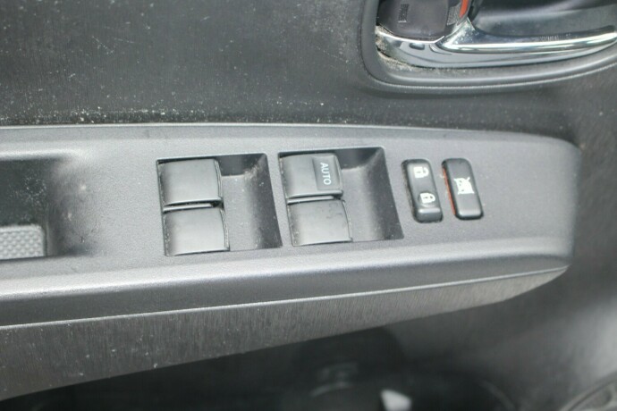 toyota-yaris-bensin-2013-big-7