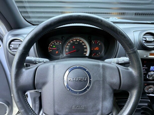 isuzu-d-max-diesel-2011-big-15