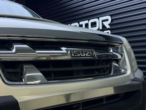 isuzu-d-max-diesel-2011-big-4
