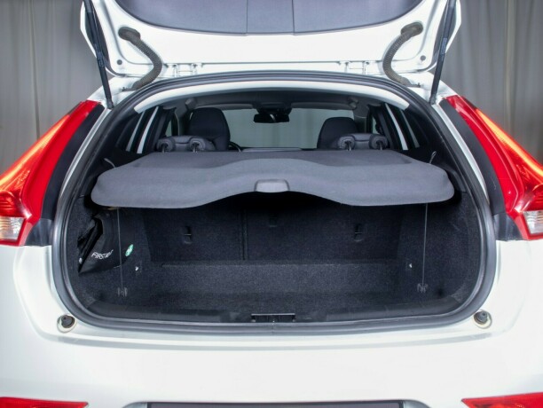 volvo-v40-diesel-2013-big-12