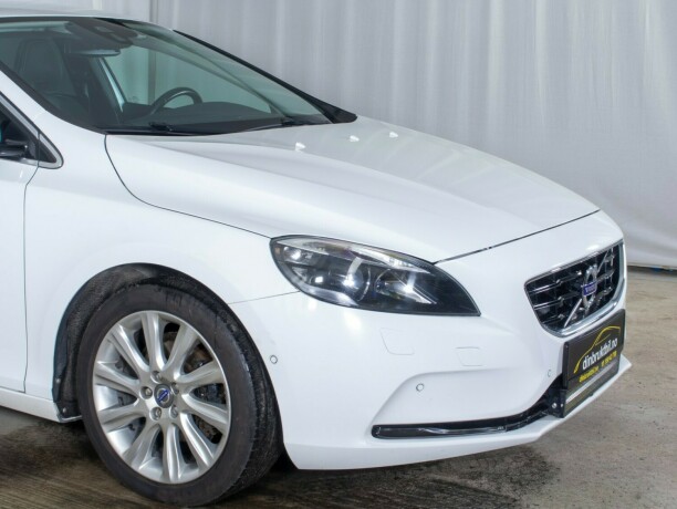 volvo-v40-diesel-2013-big-3
