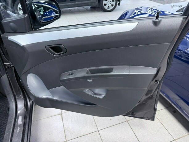 chevrolet-spark-bensin-2013-big-14