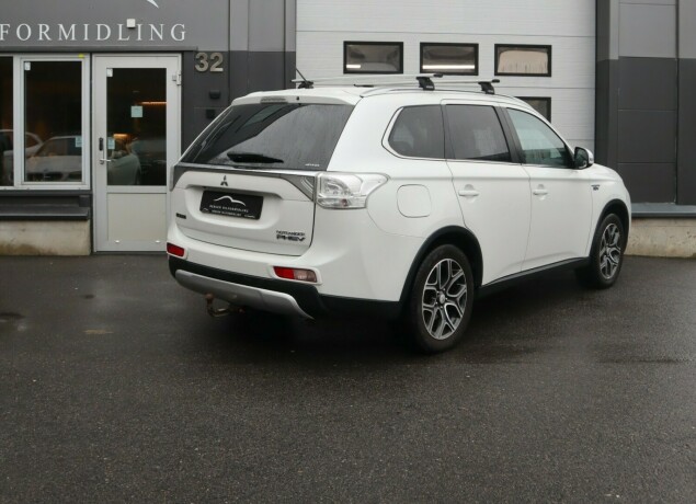 mitsubishi-outlander-elektrisitetbensin-2015-big-1