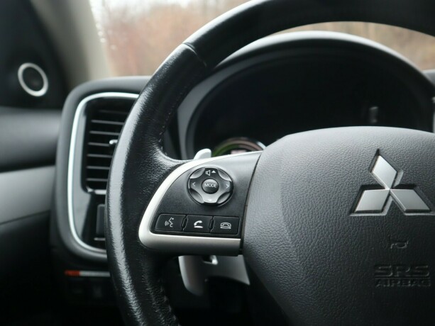 mitsubishi-outlander-elektrisitetbensin-2015-big-12