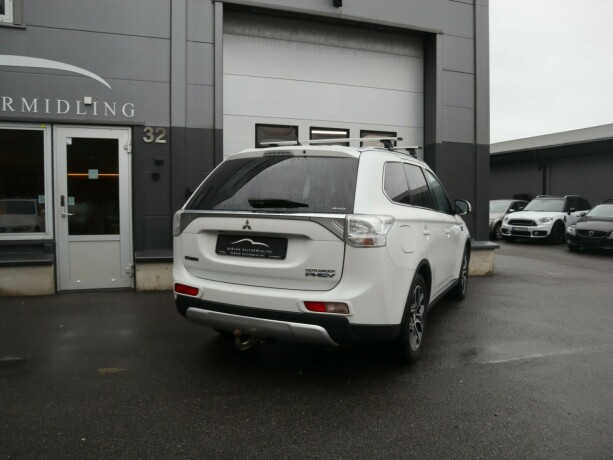 mitsubishi-outlander-elektrisitetbensin-2015-big-3