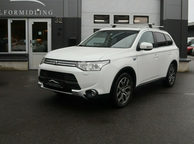 mitsubishi-outlander-elektrisitetbensin-2015-big-0