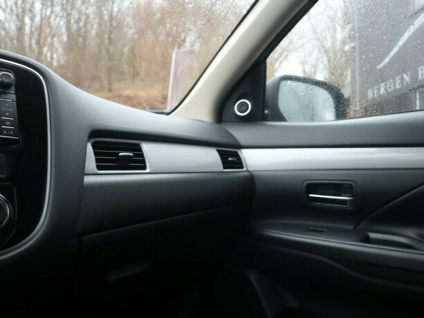 mitsubishi-outlander-elektrisitetbensin-2015-big-14