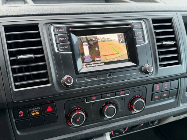 volkswagen-transporter-diesel-2018-big-8