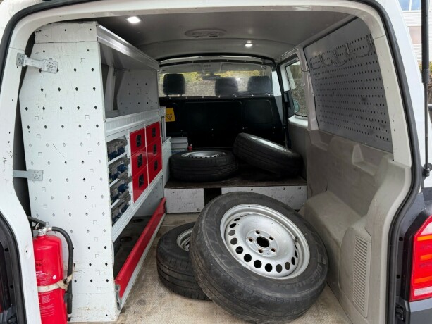 volkswagen-transporter-diesel-2018-big-13