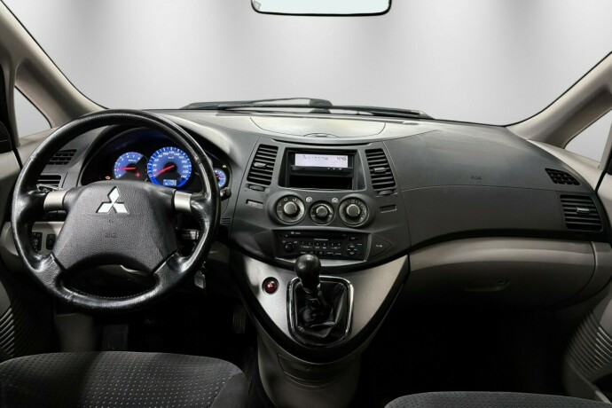 mitsubishi-grandis-diesel-2006-big-18