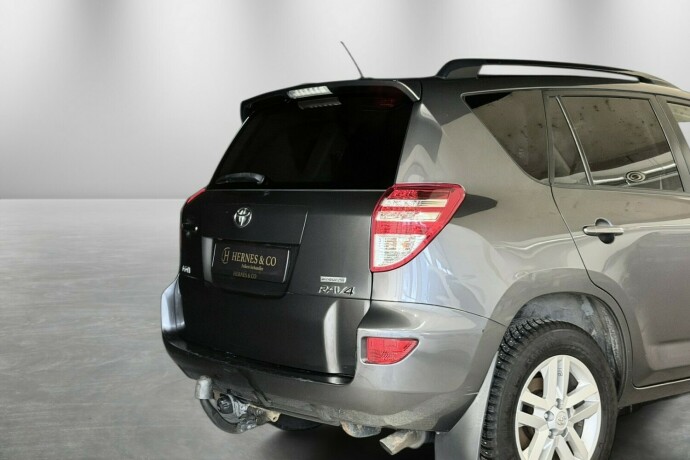 toyota-rav4-bensin-2010-big-7