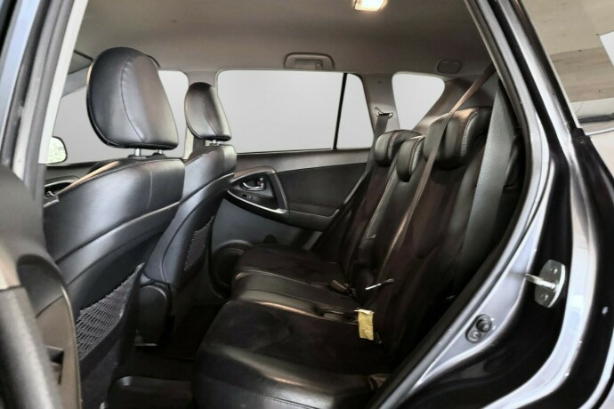 toyota-rav4-bensin-2010-big-14