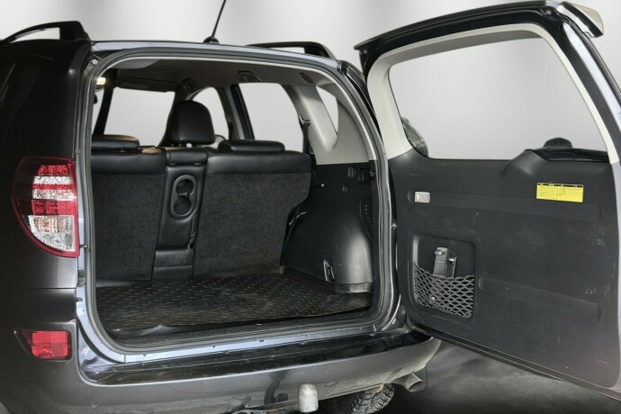 toyota-rav4-bensin-2010-big-11