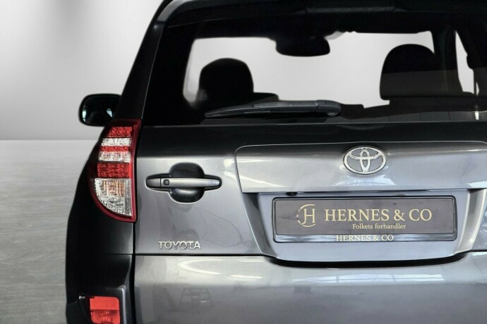 toyota-rav4-bensin-2010-big-9