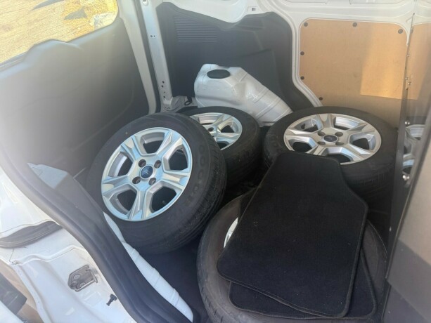 ford-transit-courier-bensin-2017-big-9