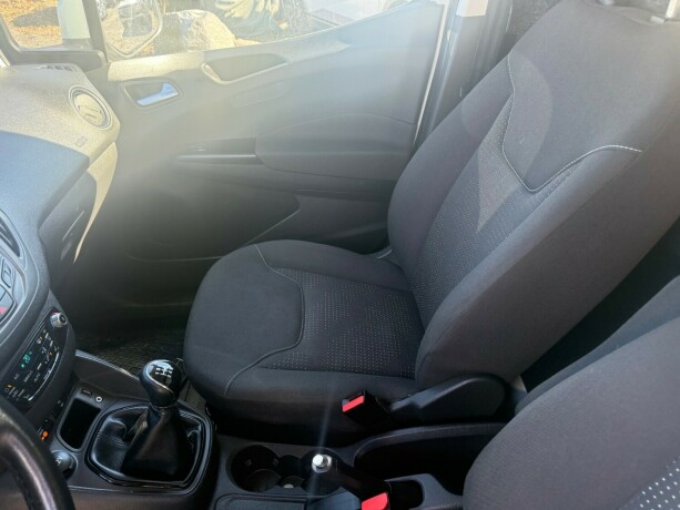 ford-connect-bensin-2017-big-15