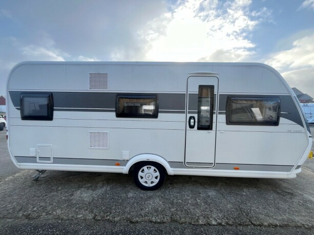 hobby-545-kmf-de-luxe-k248yesenger-lav-seng-alde-gulvvarme-stekeovn-stort-kj248leskap-tv-2021-big-3