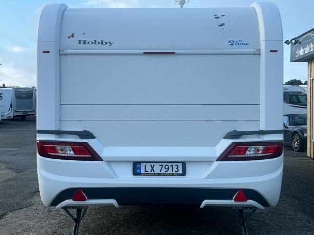 hobby-545-kmf-de-luxe-k248yesenger-lav-seng-alde-gulvvarme-stekeovn-stort-kj248leskap-tv-2021-big-5