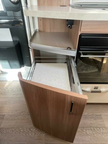 hobby-545-kmf-de-luxe-k248yesenger-lav-seng-alde-gulvvarme-stekeovn-stort-kj248leskap-tv-2021-big-26