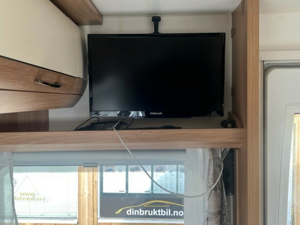 hobby-545-kmf-de-luxe-k248yesenger-lav-seng-alde-gulvvarme-stekeovn-stort-kj248leskap-tv-2021-big-15