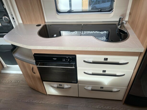 hobby-545-kmf-de-luxe-k248yesenger-lav-seng-alde-gulvvarme-stekeovn-stort-kj248leskap-tv-2021-big-27