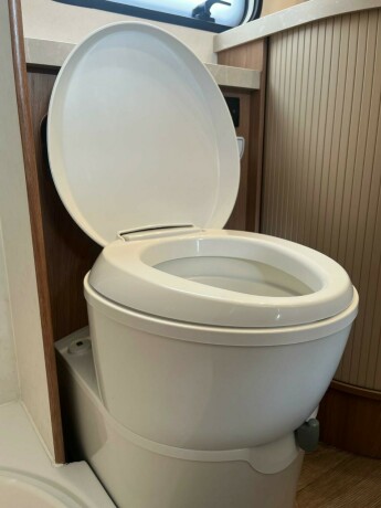 hobby-545-kmf-de-luxe-k248yesenger-lav-seng-alde-gulvvarme-stekeovn-stort-kj248leskap-tv-2021-big-48