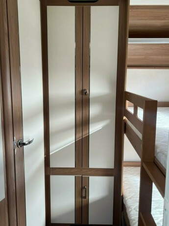 hobby-545-kmf-de-luxe-k248yesenger-lav-seng-alde-gulvvarme-stekeovn-stort-kj248leskap-tv-2021-big-54