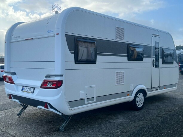 hobby-545-kmf-de-luxe-k248yesenger-lav-seng-alde-gulvvarme-stekeovn-stort-kj248leskap-tv-2021-big-4