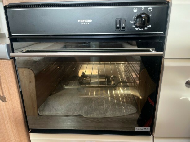 hobby-545-kmf-de-luxe-k248yesenger-lav-seng-alde-gulvvarme-stekeovn-stort-kj248leskap-tv-2021-big-30