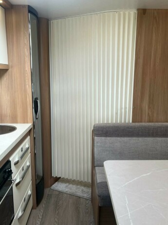 hobby-545-kmf-de-luxe-k248yesenger-lav-seng-alde-gulvvarme-stekeovn-stort-kj248leskap-tv-2021-big-40