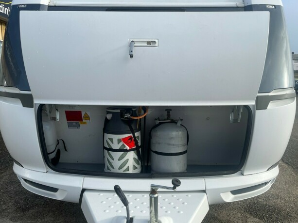 hobby-545-kmf-de-luxe-k248yesenger-lav-seng-alde-gulvvarme-stekeovn-stort-kj248leskap-tv-2021-big-8