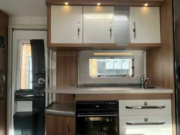 hobby-545-kmf-de-luxe-k248yesenger-lav-seng-alde-gulvvarme-stekeovn-stort-kj248leskap-tv-2021-big-24