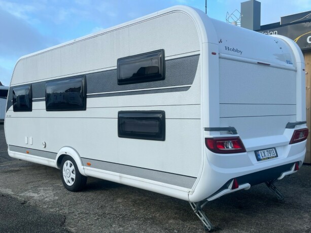 hobby-545-kmf-de-luxe-k248yesenger-lav-seng-alde-gulvvarme-stekeovn-stort-kj248leskap-tv-2021-big-6