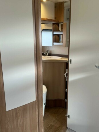 hobby-545-kmf-de-luxe-k248yesenger-lav-seng-alde-gulvvarme-stekeovn-stort-kj248leskap-tv-2021-big-41