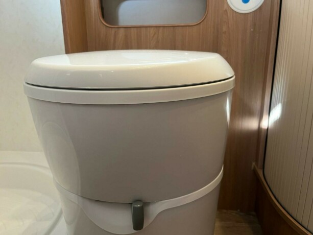 hobby-545-kmf-de-luxe-k248yesenger-lav-seng-alde-gulvvarme-stekeovn-stort-kj248leskap-tv-2021-big-46