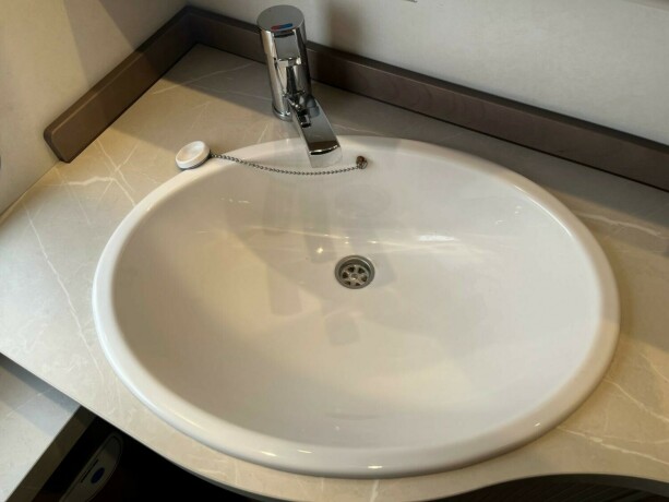 hobby-545-kmf-de-luxe-k248yesenger-lav-seng-alde-gulvvarme-stekeovn-stort-kj248leskap-tv-2021-big-52