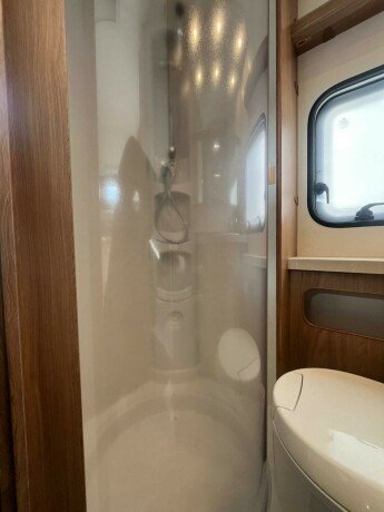 hobby-545-kmf-de-luxe-k248yesenger-lav-seng-alde-gulvvarme-stekeovn-stort-kj248leskap-tv-2021-big-44