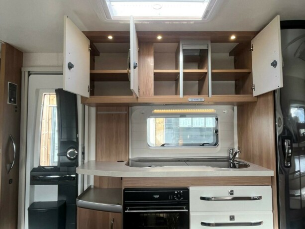 hobby-545-kmf-de-luxe-k248yesenger-lav-seng-alde-gulvvarme-stekeovn-stort-kj248leskap-tv-2021-big-25