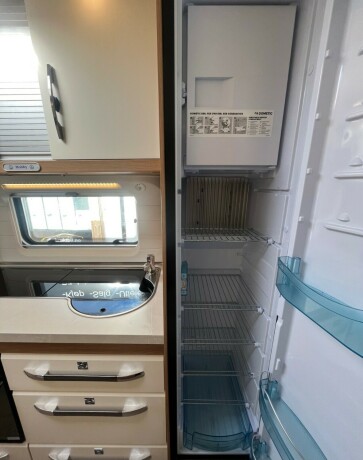 hobby-545-kmf-de-luxe-k248yesenger-lav-seng-alde-gulvvarme-stekeovn-stort-kj248leskap-tv-2021-big-36