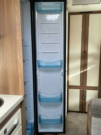 hobby-545-kmf-de-luxe-k248yesenger-lav-seng-alde-gulvvarme-stekeovn-stort-kj248leskap-tv-2021-big-38