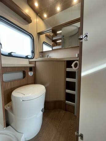 hobby-545-kmf-de-luxe-k248yesenger-lav-seng-alde-gulvvarme-stekeovn-stort-kj248leskap-tv-2021-big-45