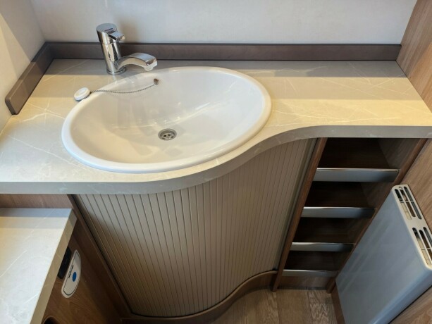 hobby-545-kmf-de-luxe-k248yesenger-lav-seng-alde-gulvvarme-stekeovn-stort-kj248leskap-tv-2021-big-51