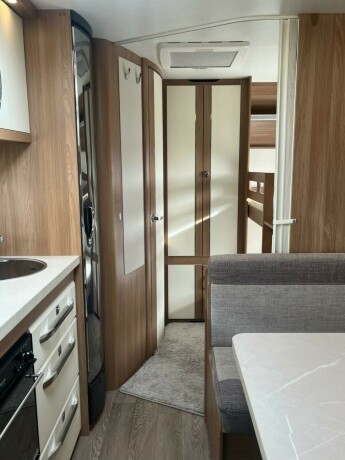 hobby-545-kmf-de-luxe-k248yesenger-lav-seng-alde-gulvvarme-stekeovn-stort-kj248leskap-tv-2021-big-39